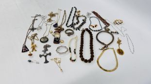 BOX COSTUME JEWELLERY INCLUDING PENDANTS, STONE BEADS, GLASS BEADS, RINGS, SNAKE JEWELLERY ETC.