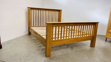 A KINGSIZE SOLID LIGHT OAK BEDSTEAD.