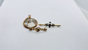A VINTAGE 15CT GOLD BAR BROOCH SET WITH A CENTRAL GARNET & SMALLER SEED PEARLS (ONE LOSS) + A