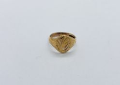 A GENT'S 9CT GOLD SIGNET RING BEARING AN ENGRAVED MONOGRAM.