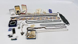 A TRAY OF ASSORTED COSTUME JEWELLERY TO INCLUDE BEADED NECKLACES, ROPE TWIST DESIGNS, HAT PINS,