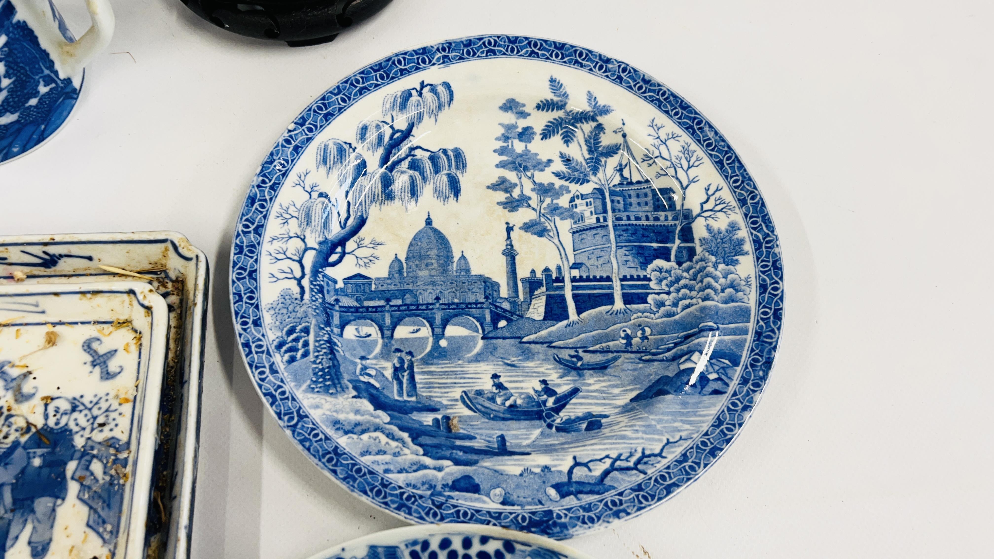 A GROUP OF ORIENTAL BLUE AND WHITE CERAMICS TO INCLUDE 2 VASES AND PLATE (SHOW SIGNS OF - Image 5 of 13