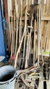 A LARGE QUANTITY OF VINTAGE GARDENING HAND TOOLS TO INCLUDE SPADES, SHOVELS, SYTHES,