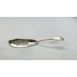 AN ANTIQUE GEORGE IV SILVER SLICE, LONDON ASSAY 1823 MAKER ELEY & FEARN - L 29.5CM.