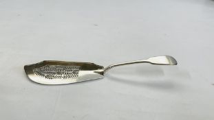 AN ANTIQUE GEORGE IV SILVER SLICE, LONDON ASSAY 1823 MAKER ELEY & FEARN - L 29.5CM.