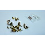 8 PAIRS OF EARRINGS TO INCLUDE YELLOW METAL STUDS, HALF HOOP AND KNOT EXAMPLES.