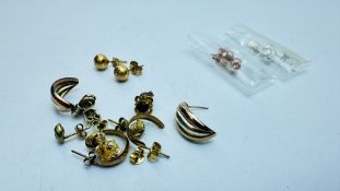 8 PAIRS OF EARRINGS TO INCLUDE YELLOW METAL STUDS, HALF HOOP AND KNOT EXAMPLES.