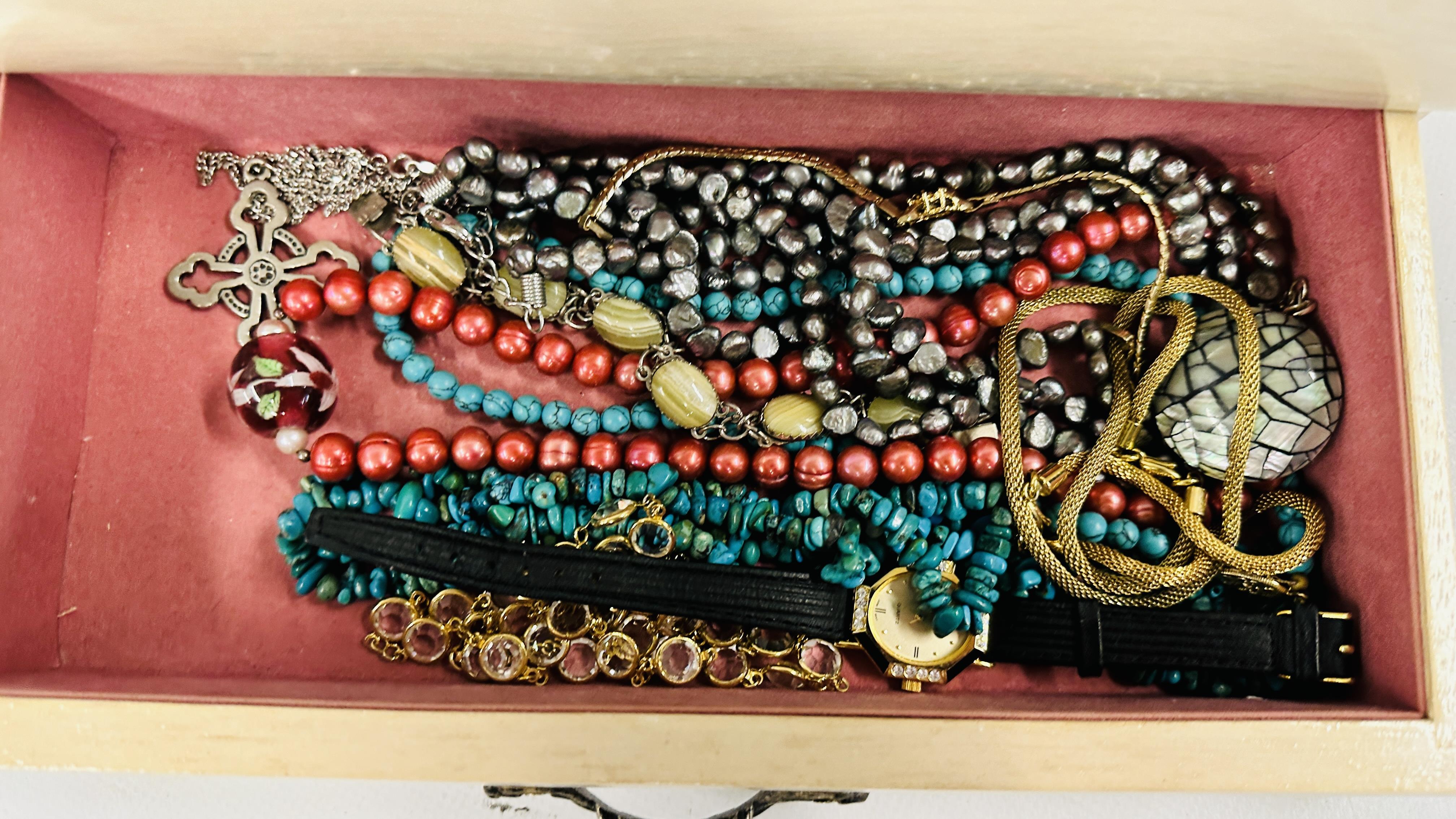 A MODERN WOODEN JEWELLERY BOX CONTAINING NECKLACES, LOCKET, STONE SET RINGS, BEADS, EARRINGS, - Image 4 of 5