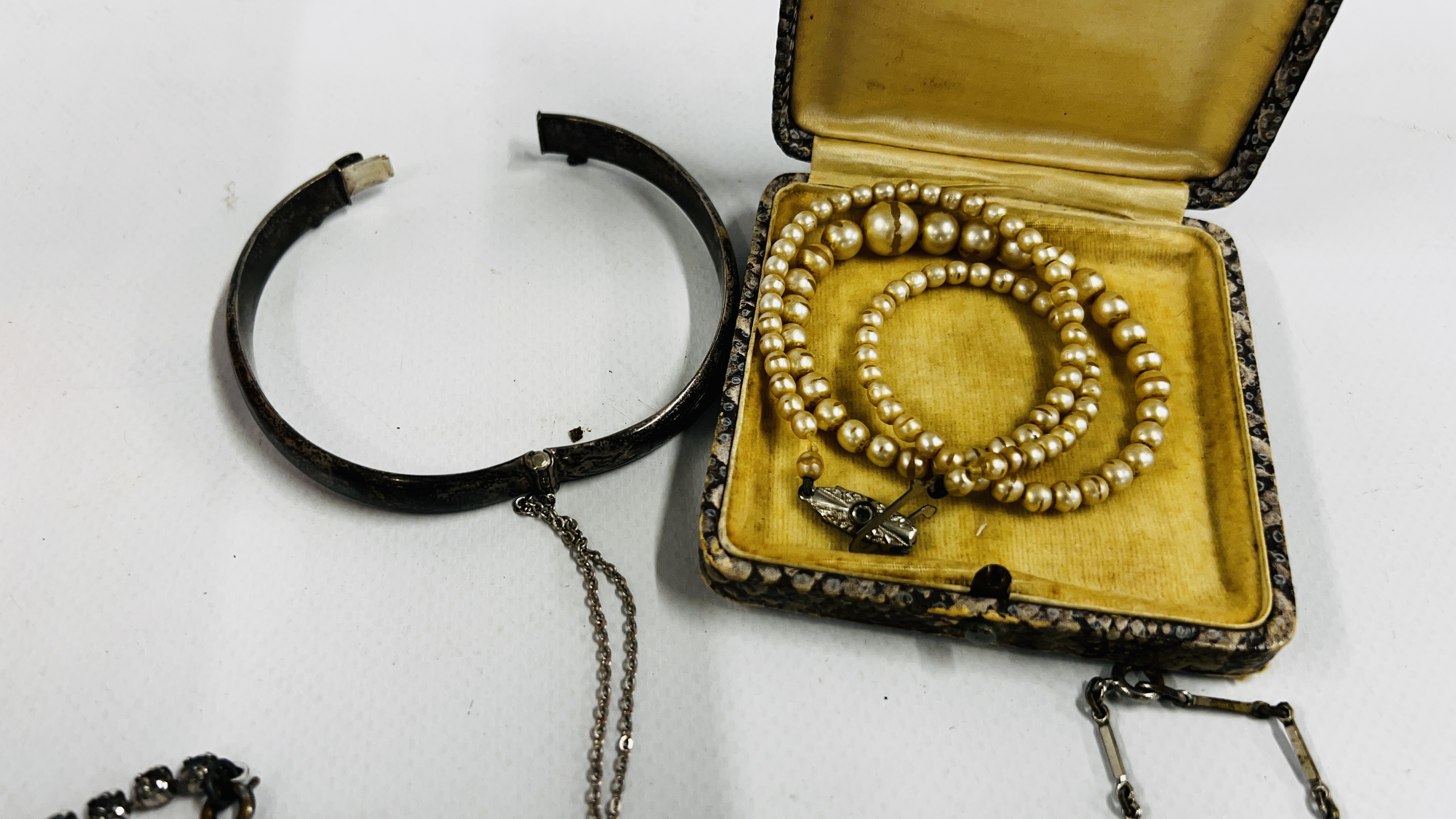 JEWELLERY BOX AND CONTENTS TO INCLUDE A COLLECTION OF VINTAGE JEWELLERY, - Image 3 of 8