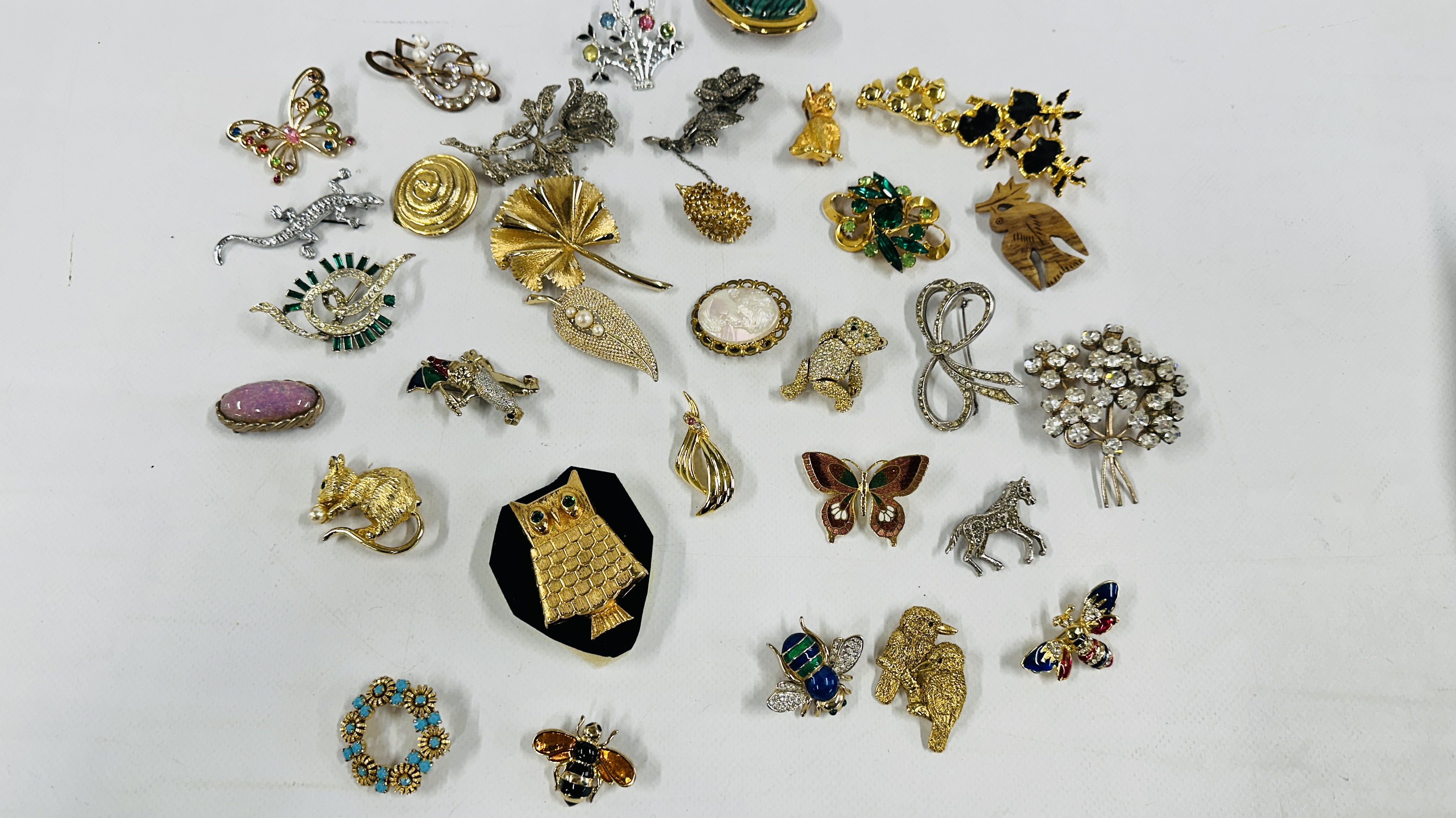 33 VINTAGE BROOCHES, BEES, TEDDY BEAR, ANIMALS ETC. - Image 9 of 9