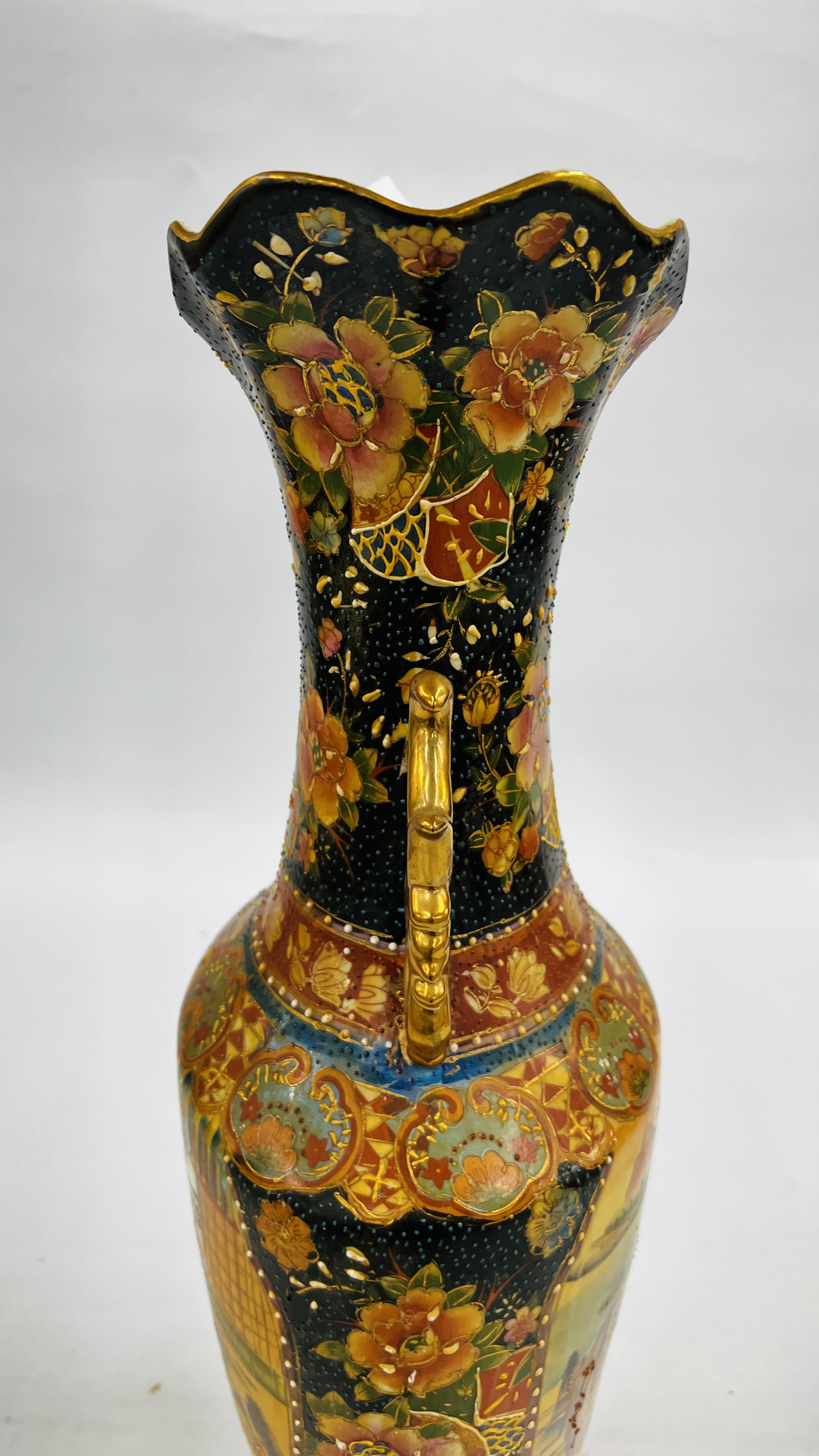 A LARGE REPRODUCTION ORIENTAL TWO HANDLED VASE. - H 60CM. - Image 7 of 13