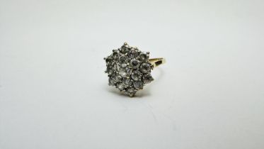 A 9CT GOLD CLUSTER RING SIZE Q/R.