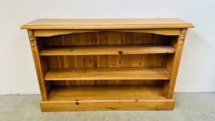 WAXED PINE 3 TIER BOOKSHELF WITH REEDED COLUMNS, W 136CM X D 30CM X H 87CM.