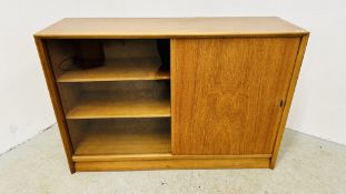 A MID CENTURY TEAK SHELVED CABINET WITH TWIN SLIDING DOORS (1 GLASS, 1 WOOD),