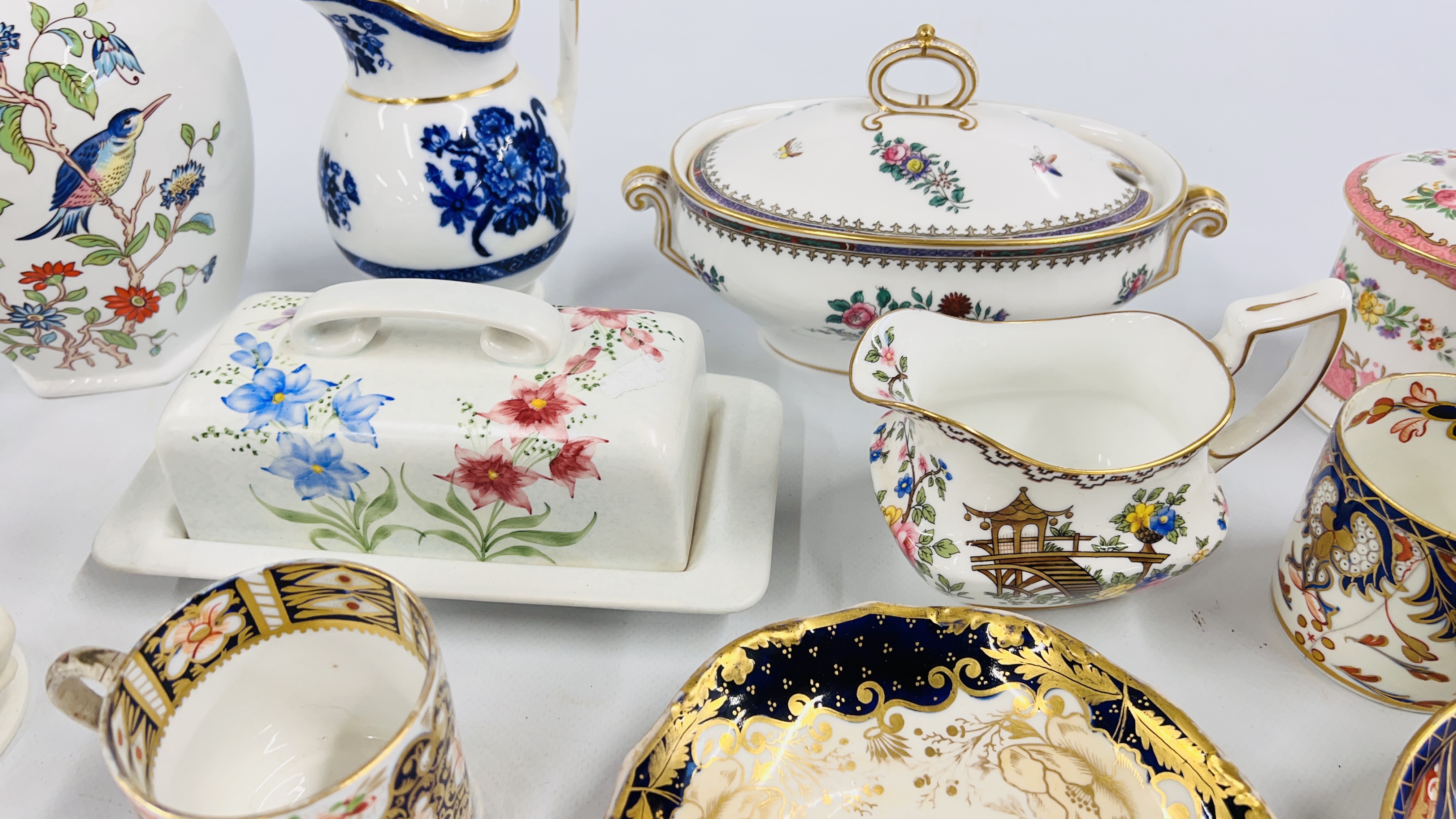 A GROUP OF COLLECTIBLE CABINET CHINA TO INCLUDE 3 DERBY COFFEE CANS AND 1 SAUCER, - Image 14 of 14