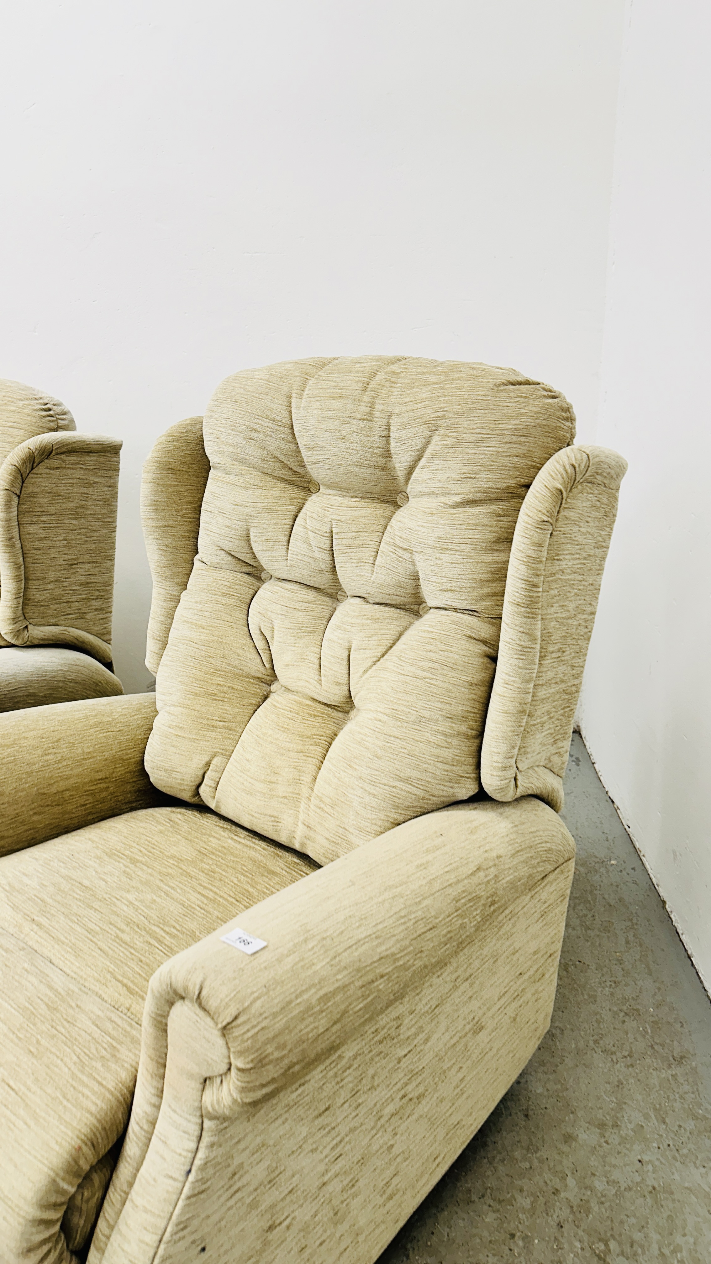 A PAIR OF GOOD QUALITY FAWN UPHOLSTERED RECLINING EASY CHAIRS. - Image 11 of 11