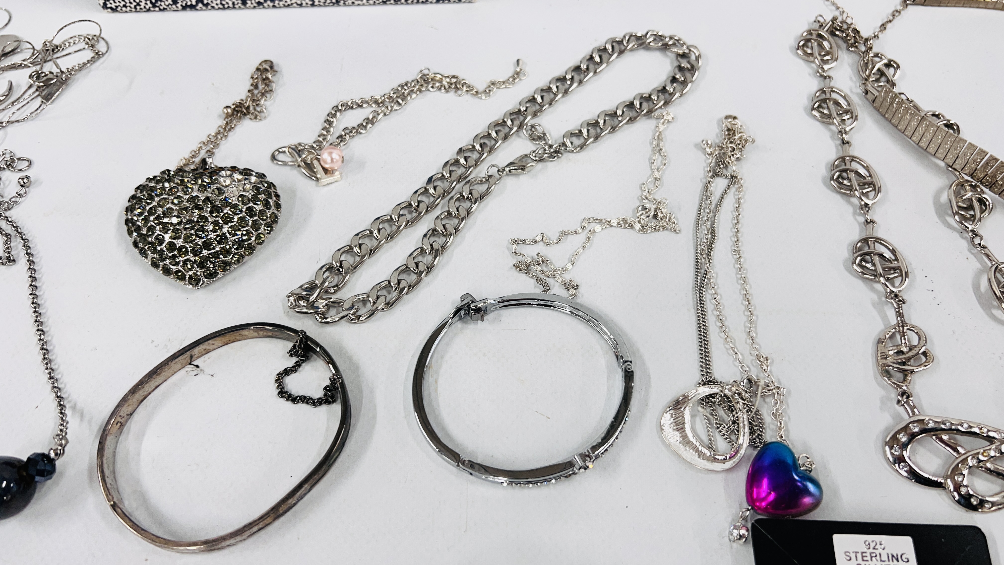 SELECTION OF SILVERTONE COSTUME JEWELLERY ALONG WITH A JEWELLERY BOX FULL OF BEADED NECKLACES. - Image 5 of 12