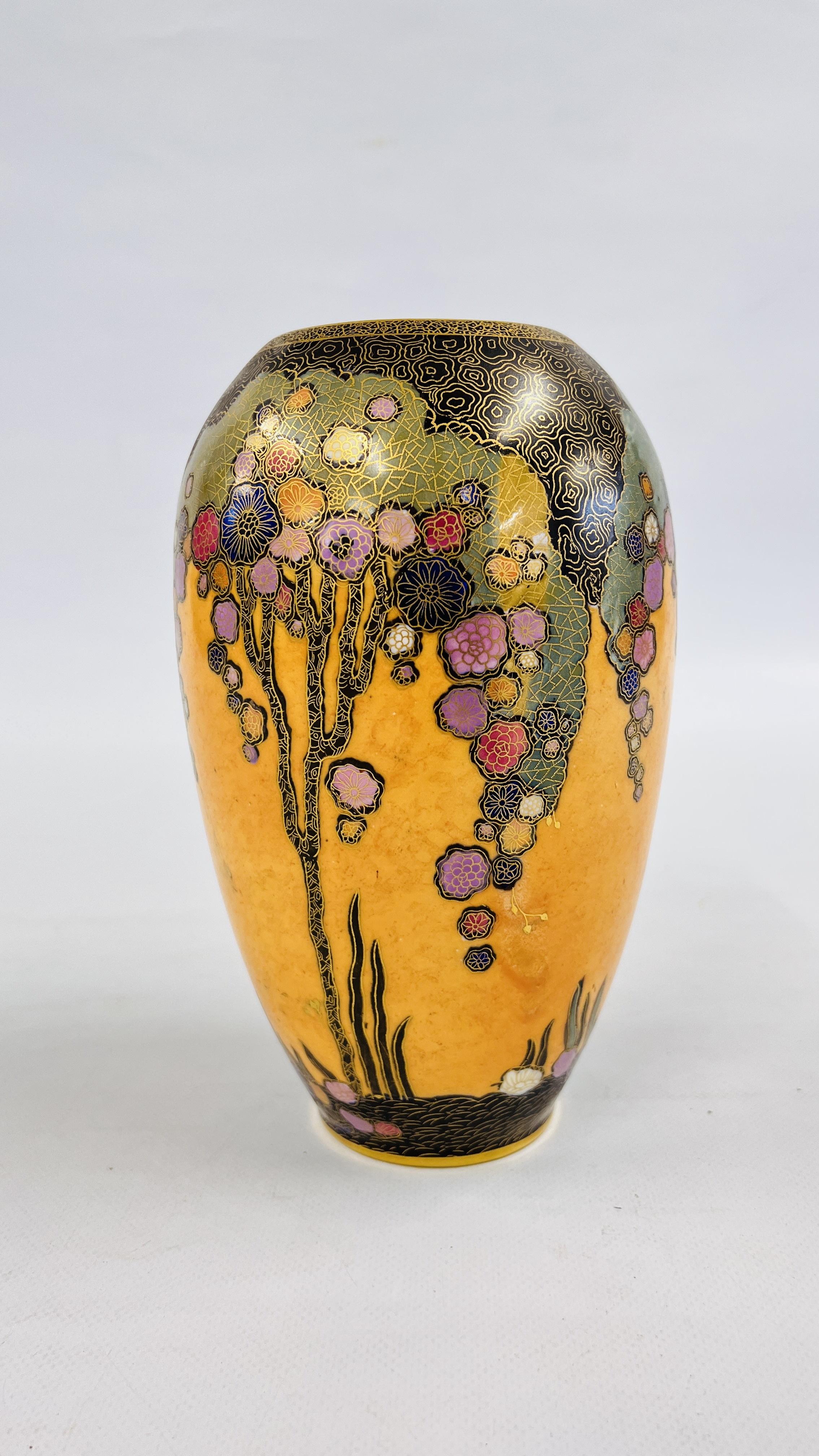 A CROWN DEVON ART DECO VASE DEPICTING STYLIZED TREES AGAINST AN ORANGE GROUND 2074 - H 21CM. - Image 3 of 5