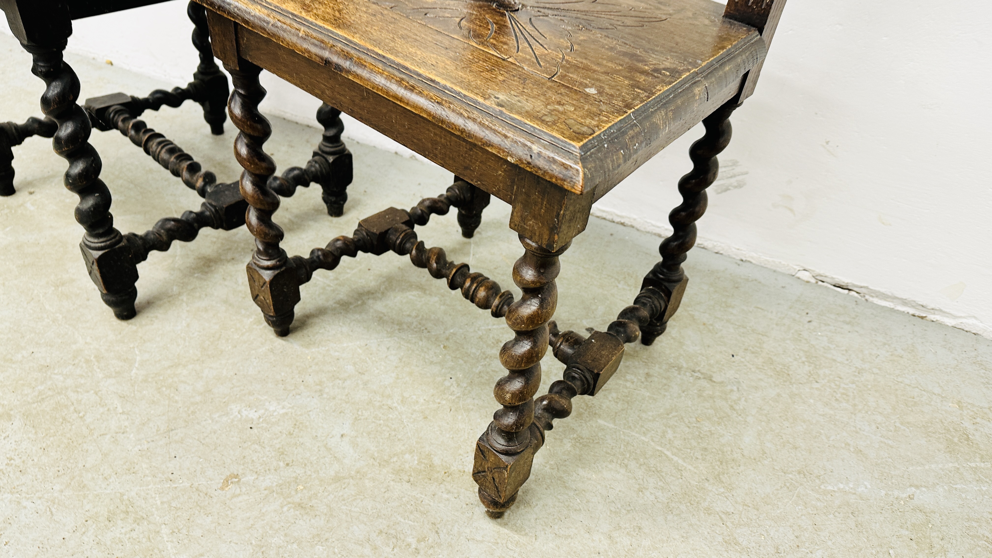 A PAIR OF ANTIQUE OAK HALL CHAIRS WITH CARVED DETAIL AND BARLEY TWIST SUPPORTS. - Image 6 of 9