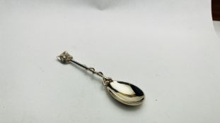 A MODERN SILVER FOX HEAD SPOON BIRMINGHAM ASSAY 2000 MAKER A.E.J. - L 10CM.