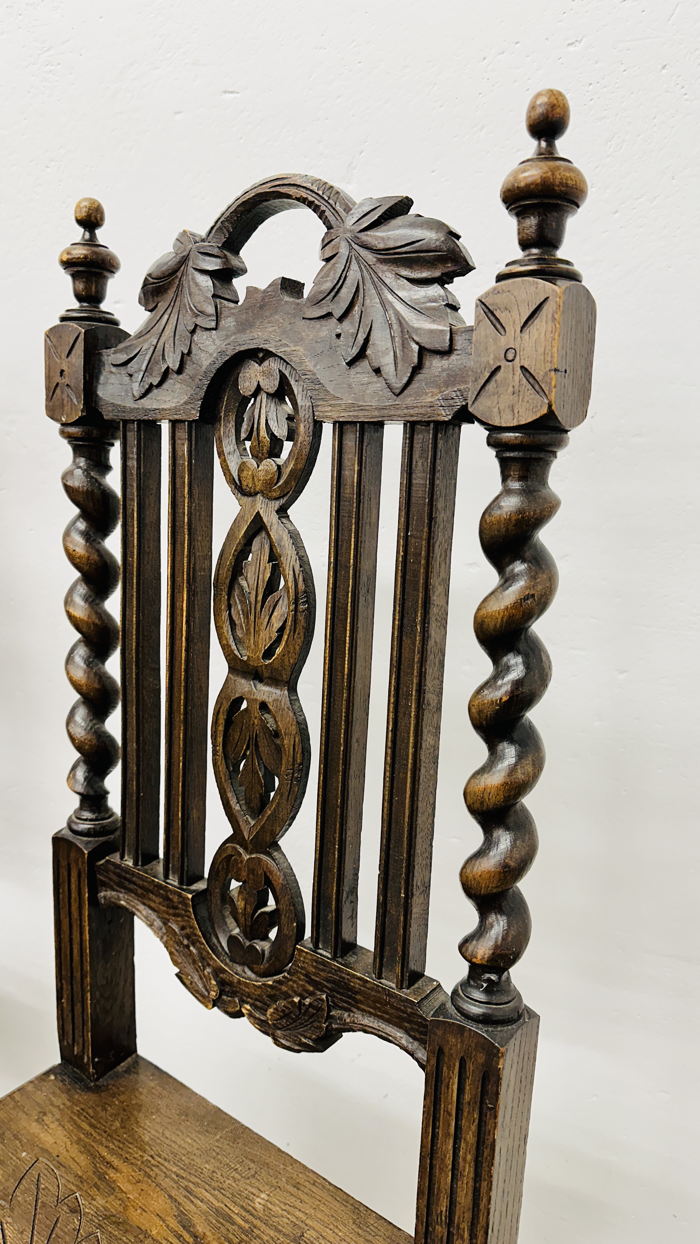 A PAIR OF ANTIQUE OAK HALL CHAIRS WITH CARVED DETAIL AND BARLEY TWIST SUPPORTS. - Image 5 of 9