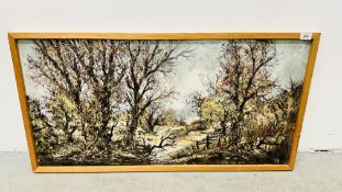 A TEXTURED OIL ON CANVAS WOODLAND SCENE BEARING INDISTINCT SIGNATURE, 50CM X 100CM.