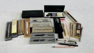 A BOX CONTAINING AN EXTENSIVE GROUP OF PENS TO INCLUDE BOXED EXAMPLES MARKED PARKER AND A THREE