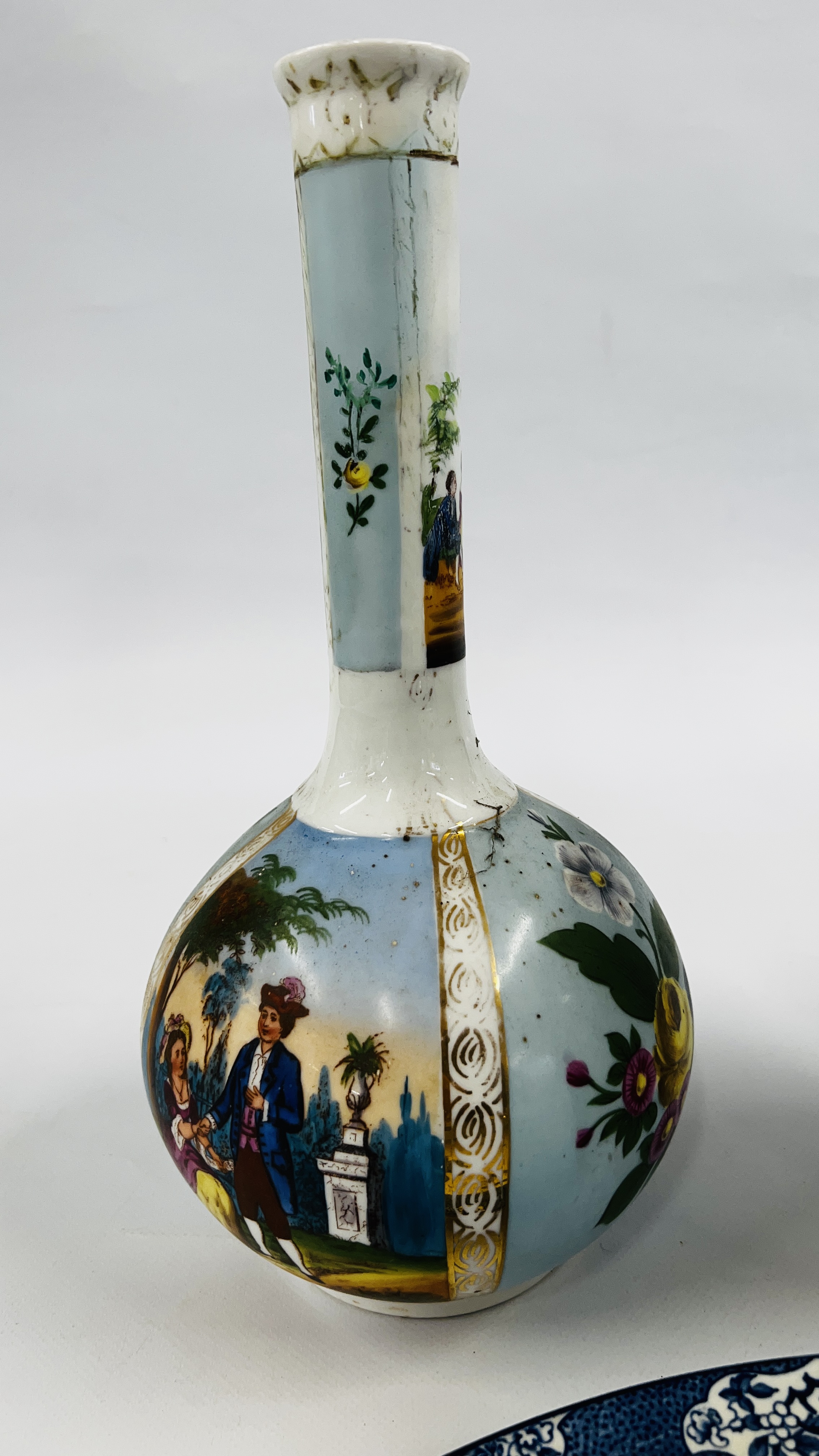 A GROUP OF ORIENTAL BLUE AND WHITE CERAMICS TO INCLUDE 2 VASES AND PLATE (SHOW SIGNS OF - Image 11 of 13