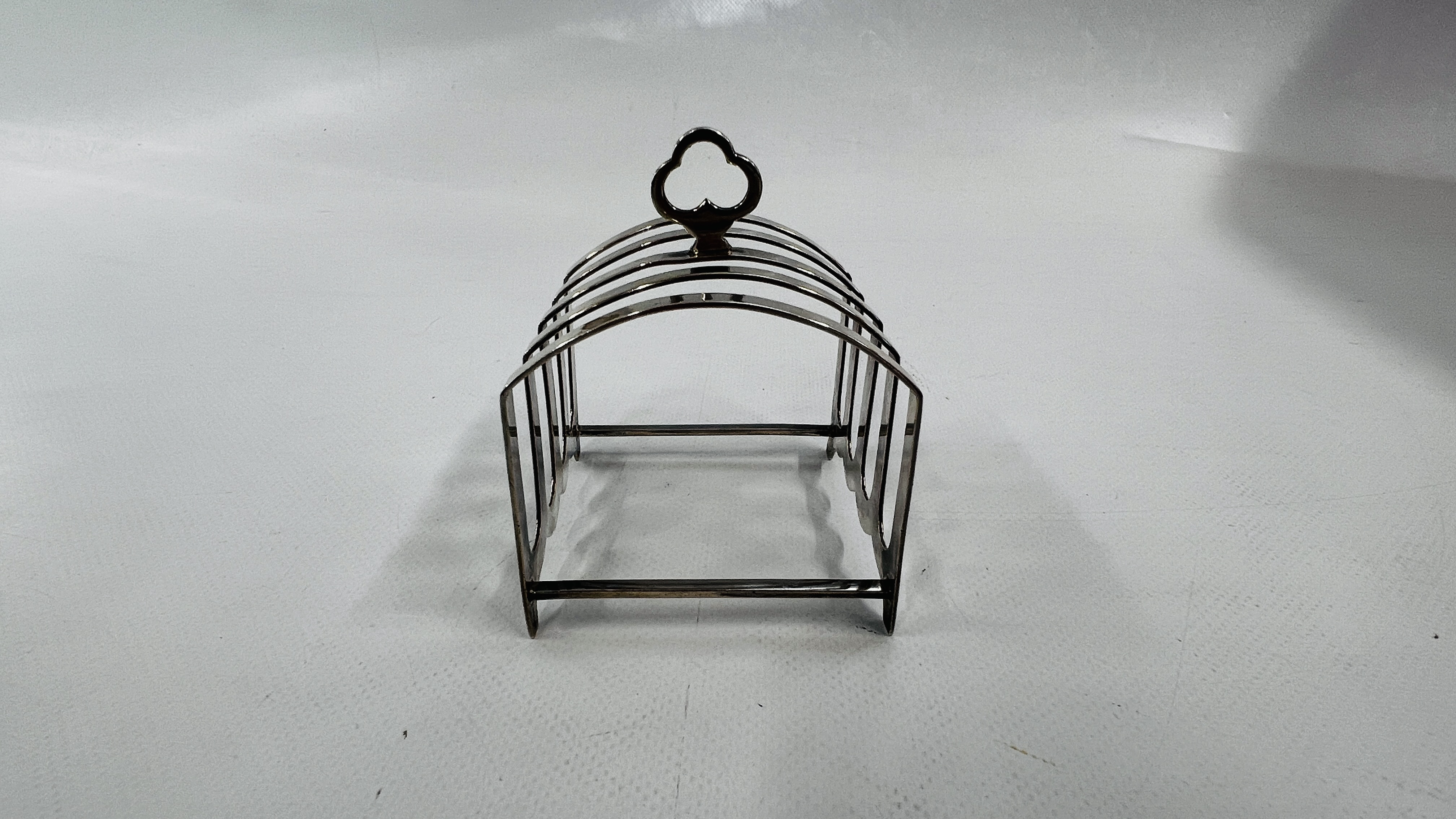 AN ANTIQUE SILVER TOAST RACK, BIRMINGHAM ASSAY 1938 MAKER H.F. WITHERS. - Image 6 of 10