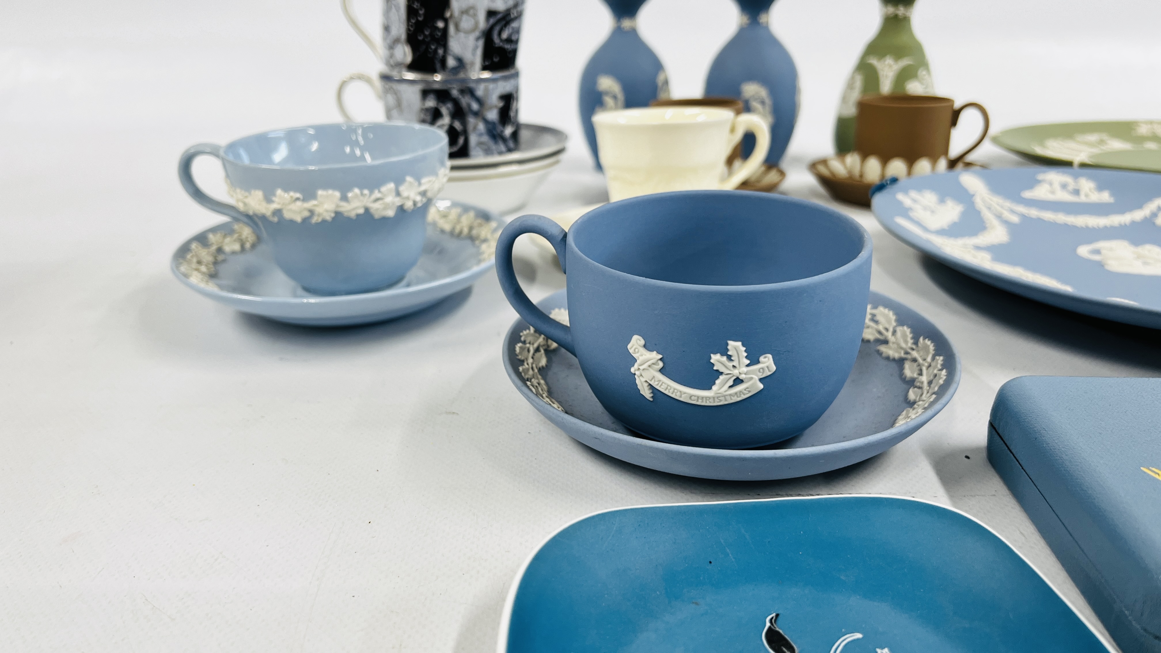 A LARGE GROUP OF WEDGEWOOD TO INCLUDE CUPS AND SAUCERS, PLATES, CANDLESTICK HOLDERS ETC. - Image 8 of 12