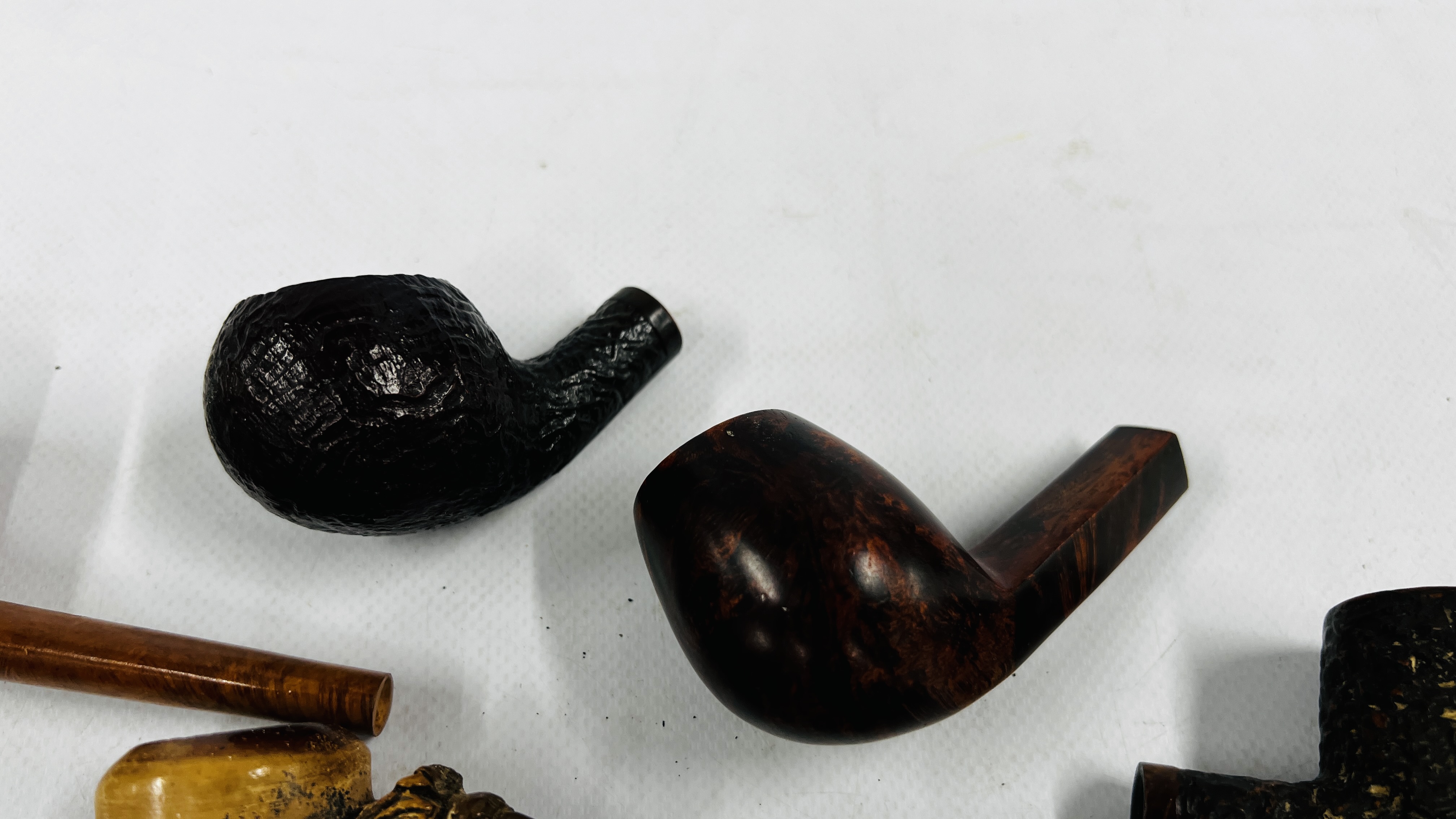 A GROUP OF 8 VINTAGE TOBACCO SMOKING PIPES (NO STEMS) TO INCLUDE BRIAR WOOD EXAMPLES & EXAMPLES - Image 3 of 9