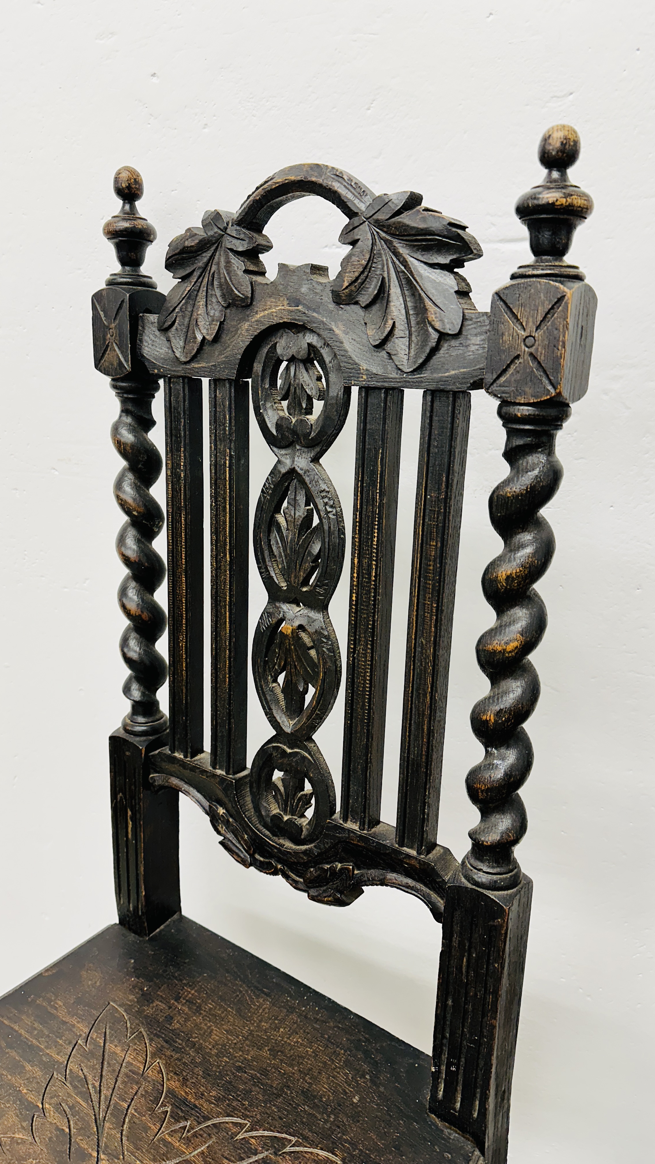 A PAIR OF ANTIQUE OAK HALL CHAIRS WITH CARVED DETAIL AND BARLEY TWIST SUPPORTS. - Image 9 of 9