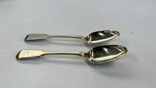 A PAIR OF ANTIQUE SILVER SPOONS, EXETER ASSAY 1835 MAKER WRS - L 22.5CM.