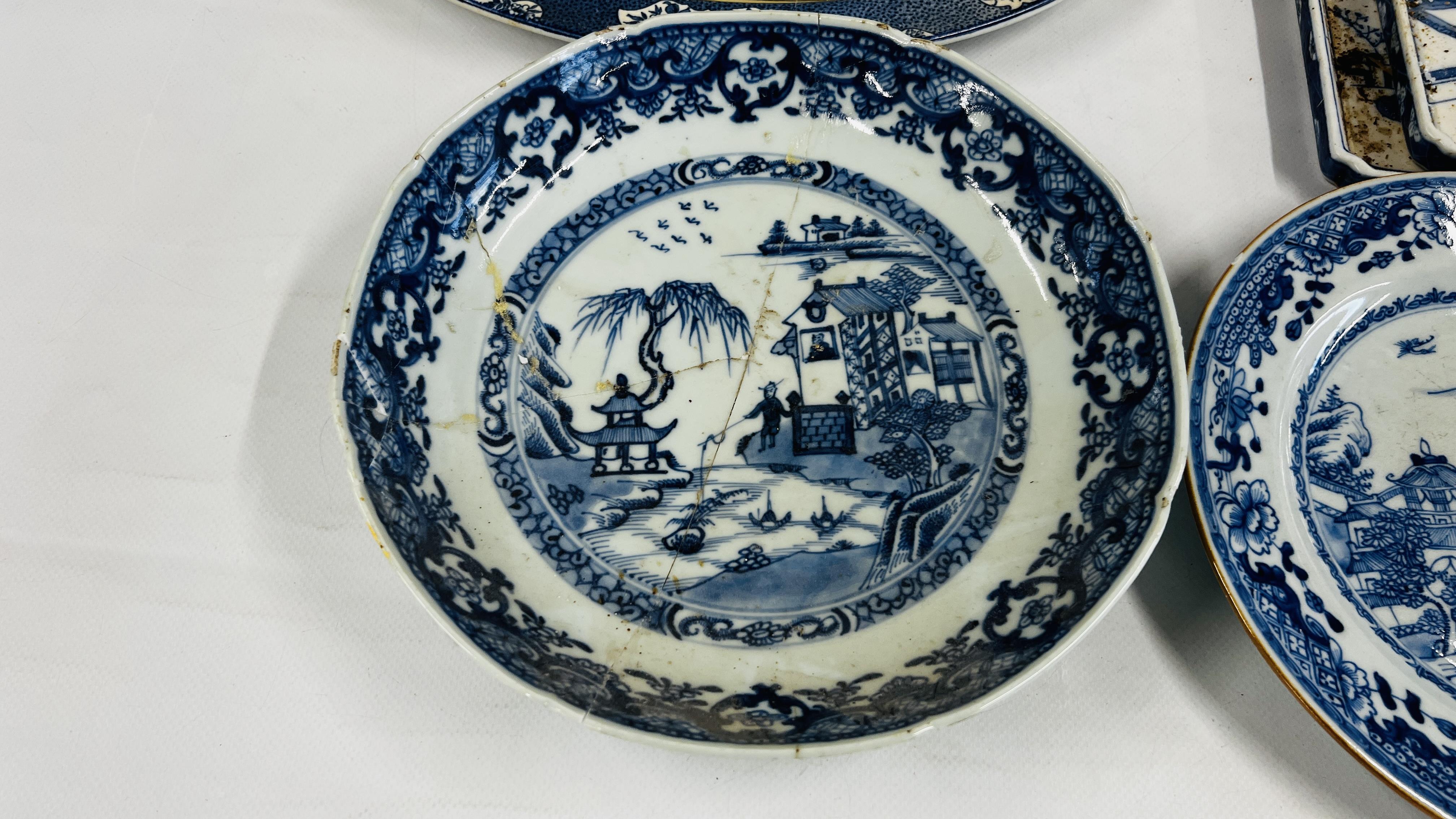 A GROUP OF ORIENTAL BLUE AND WHITE CERAMICS TO INCLUDE 2 VASES AND PLATE (SHOW SIGNS OF - Image 2 of 13