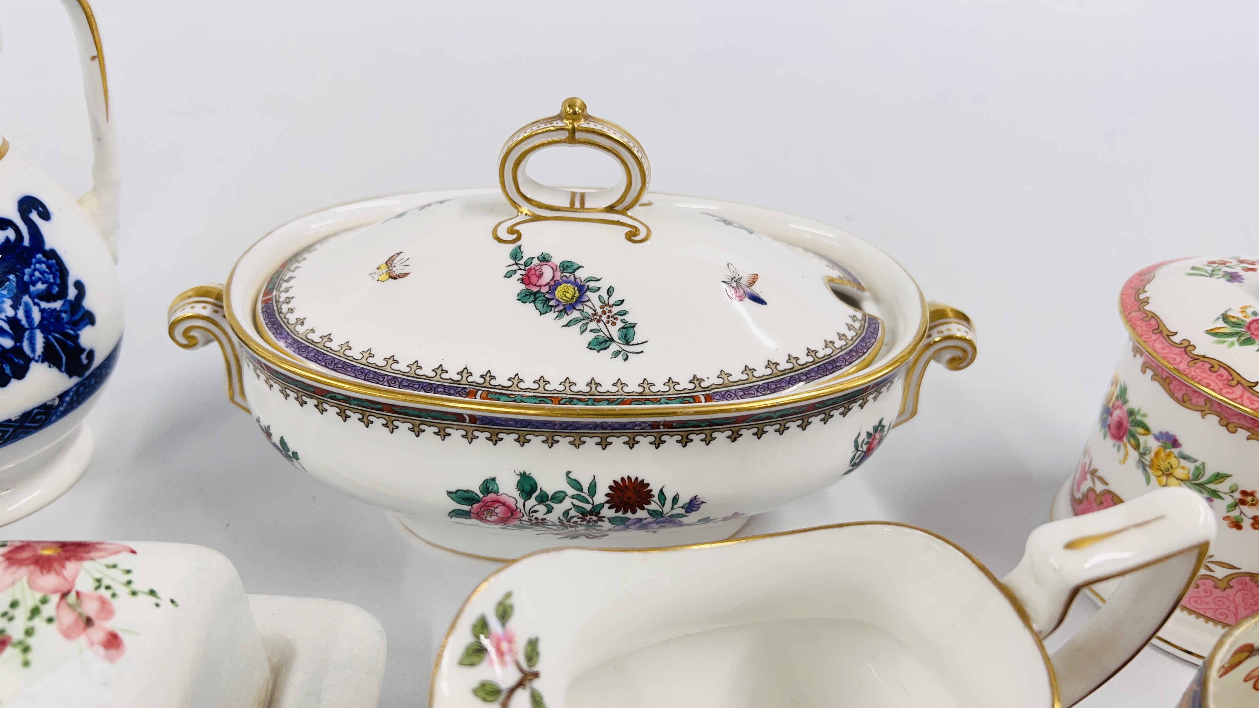A GROUP OF COLLECTIBLE CABINET CHINA TO INCLUDE 3 DERBY COFFEE CANS AND 1 SAUCER, - Image 12 of 14