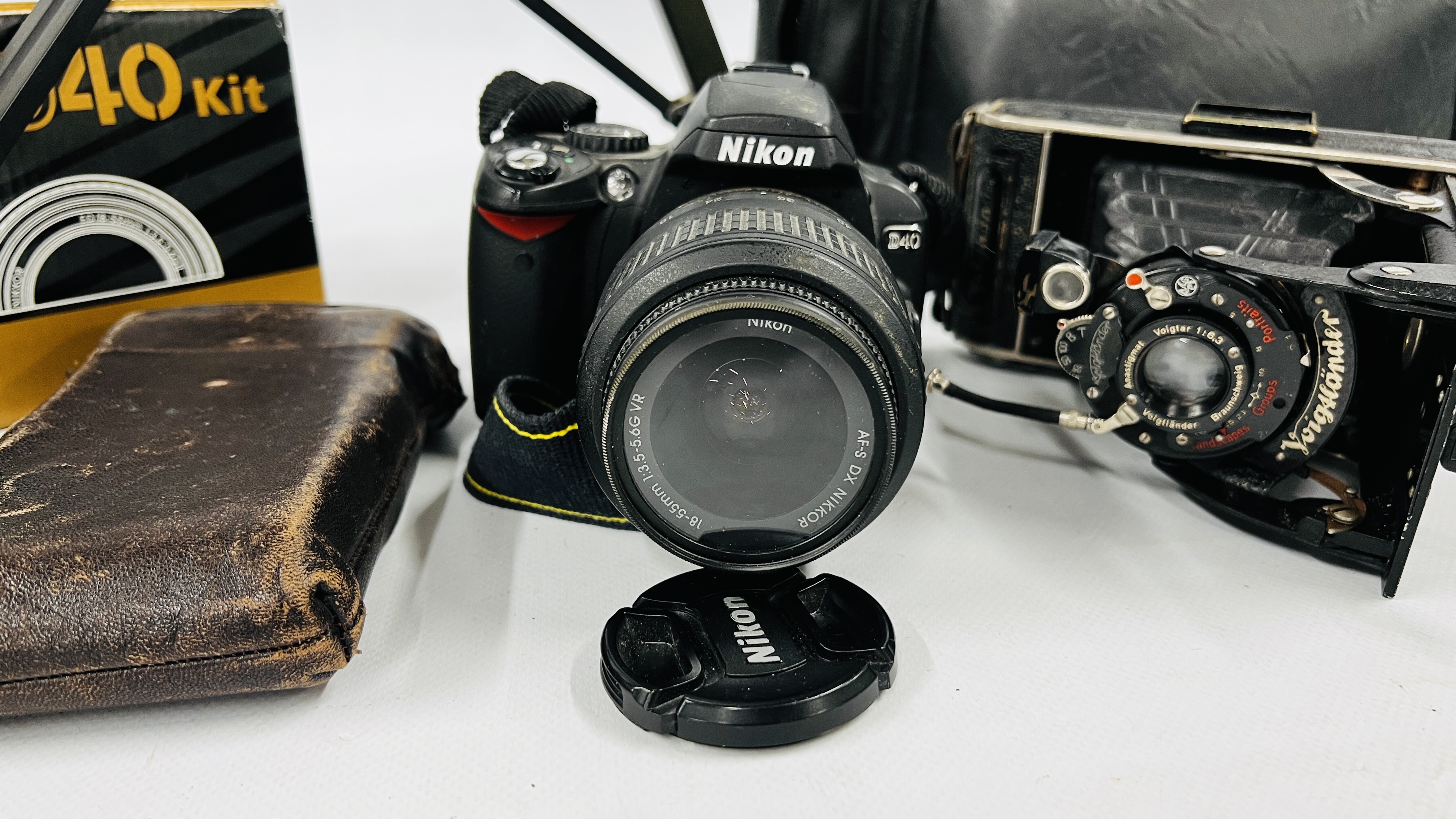 A NIKON D40 DSLR CAMERA BODY FITTED WITH NIKON DX 18-55MM LENS COMPLETE WITH BOX AND ACCESSORIES + - Image 2 of 6