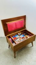 A MID CENTURY TEAK FINISH 'RNOLD' SEWING BOX CONTAINING LARGE QUANTITY MIXED SEWING ACCESSORIES
