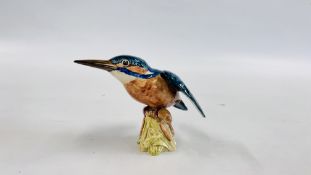 A BESWICK KINGFISHER FIGURE 2371 GLOSS FINISH - H 11.5CM.