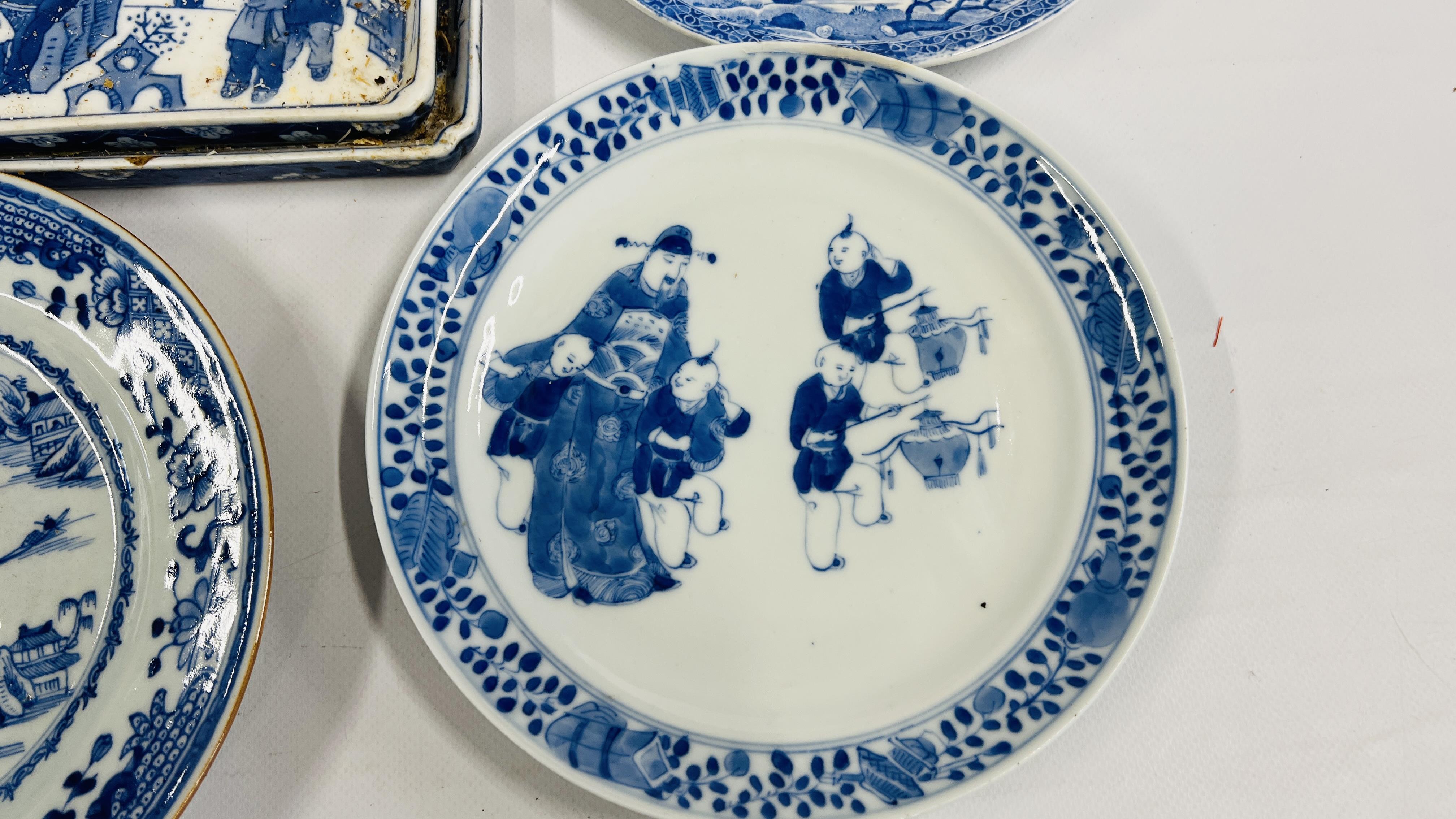 A GROUP OF ORIENTAL BLUE AND WHITE CERAMICS TO INCLUDE 2 VASES AND PLATE (SHOW SIGNS OF - Image 4 of 13