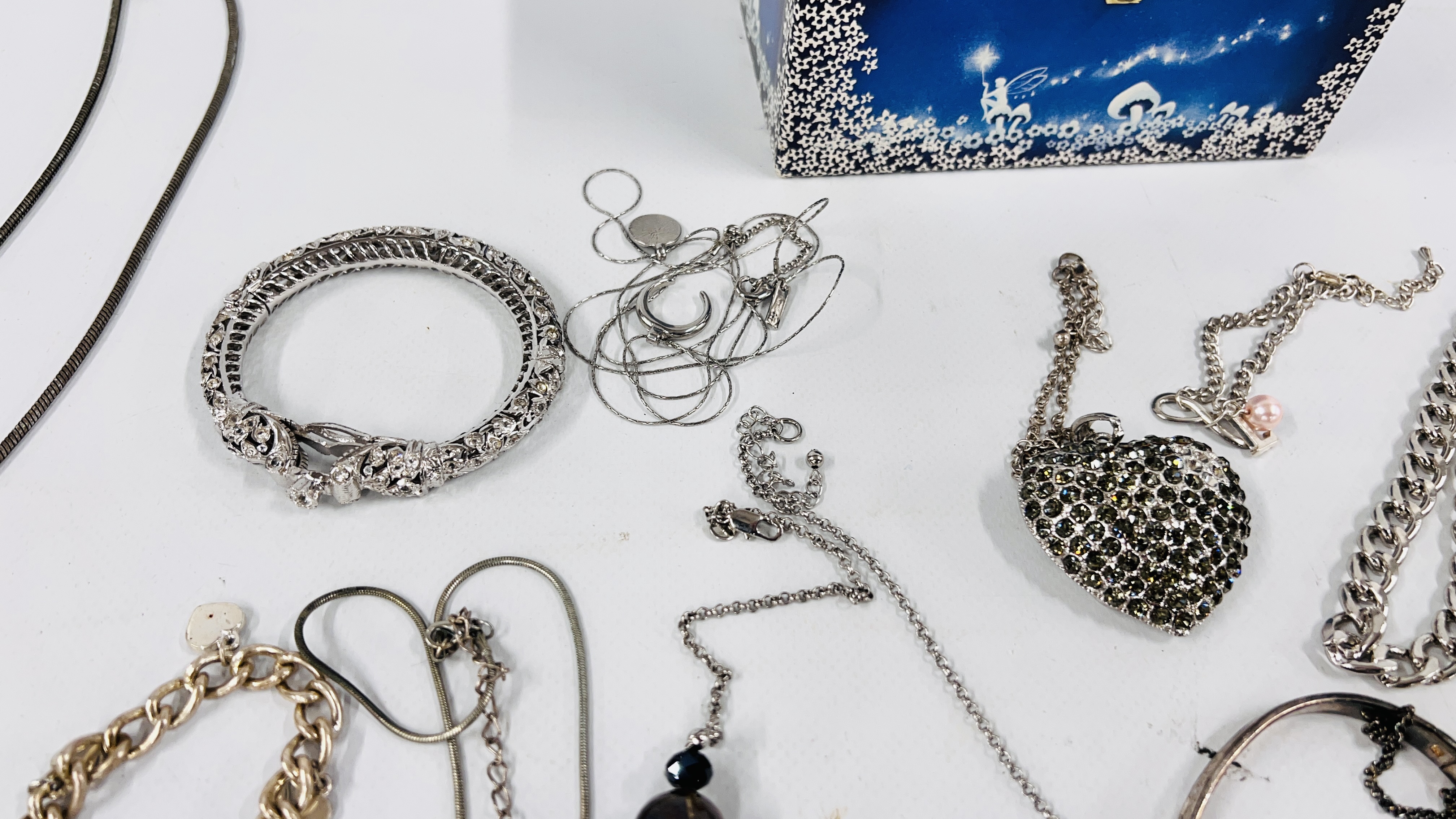 SELECTION OF SILVERTONE COSTUME JEWELLERY ALONG WITH A JEWELLERY BOX FULL OF BEADED NECKLACES. - Image 11 of 12