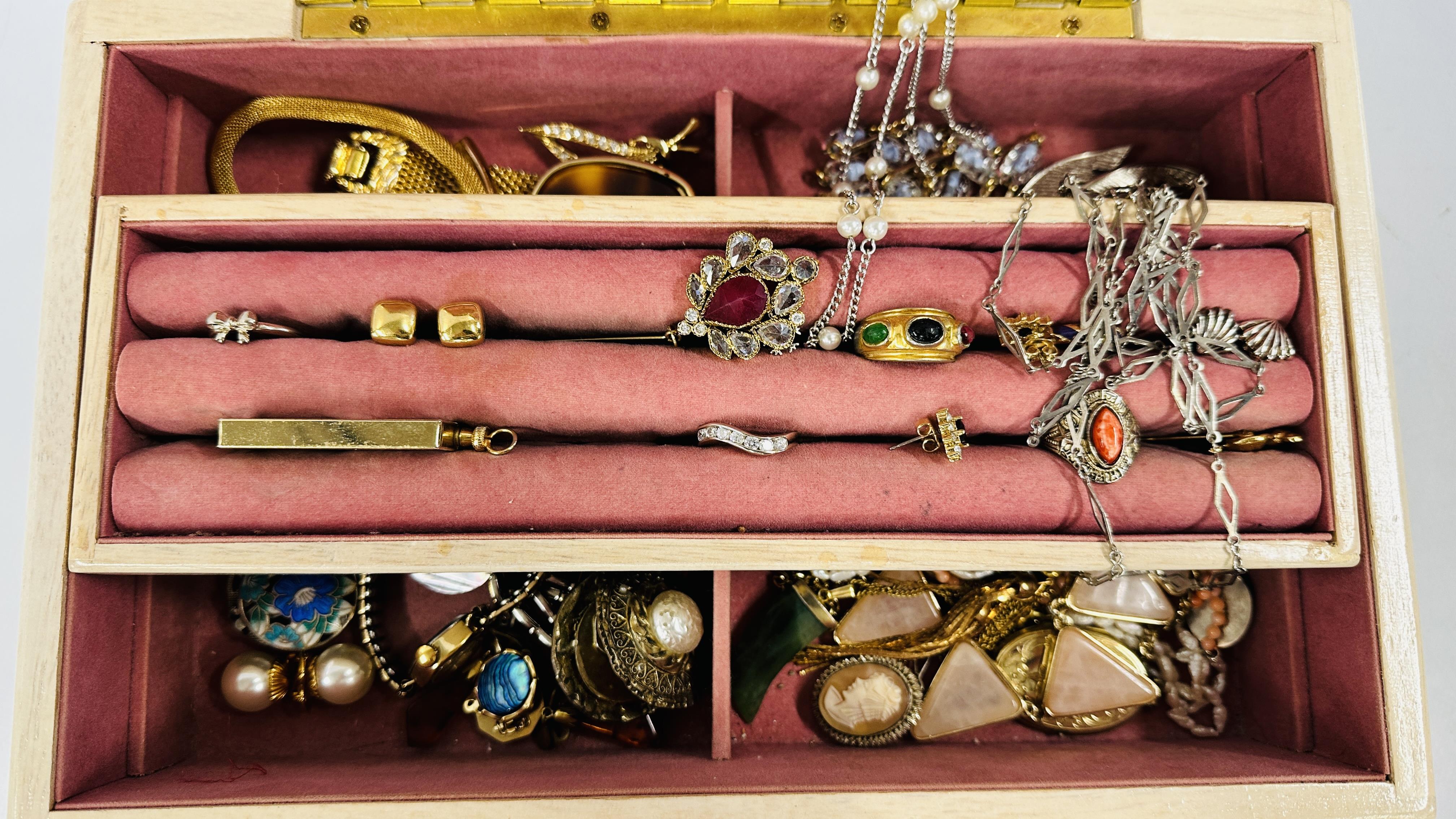 A MODERN WOODEN JEWELLERY BOX CONTAINING NECKLACES, LOCKET, STONE SET RINGS, BEADS, EARRINGS, - Image 2 of 5