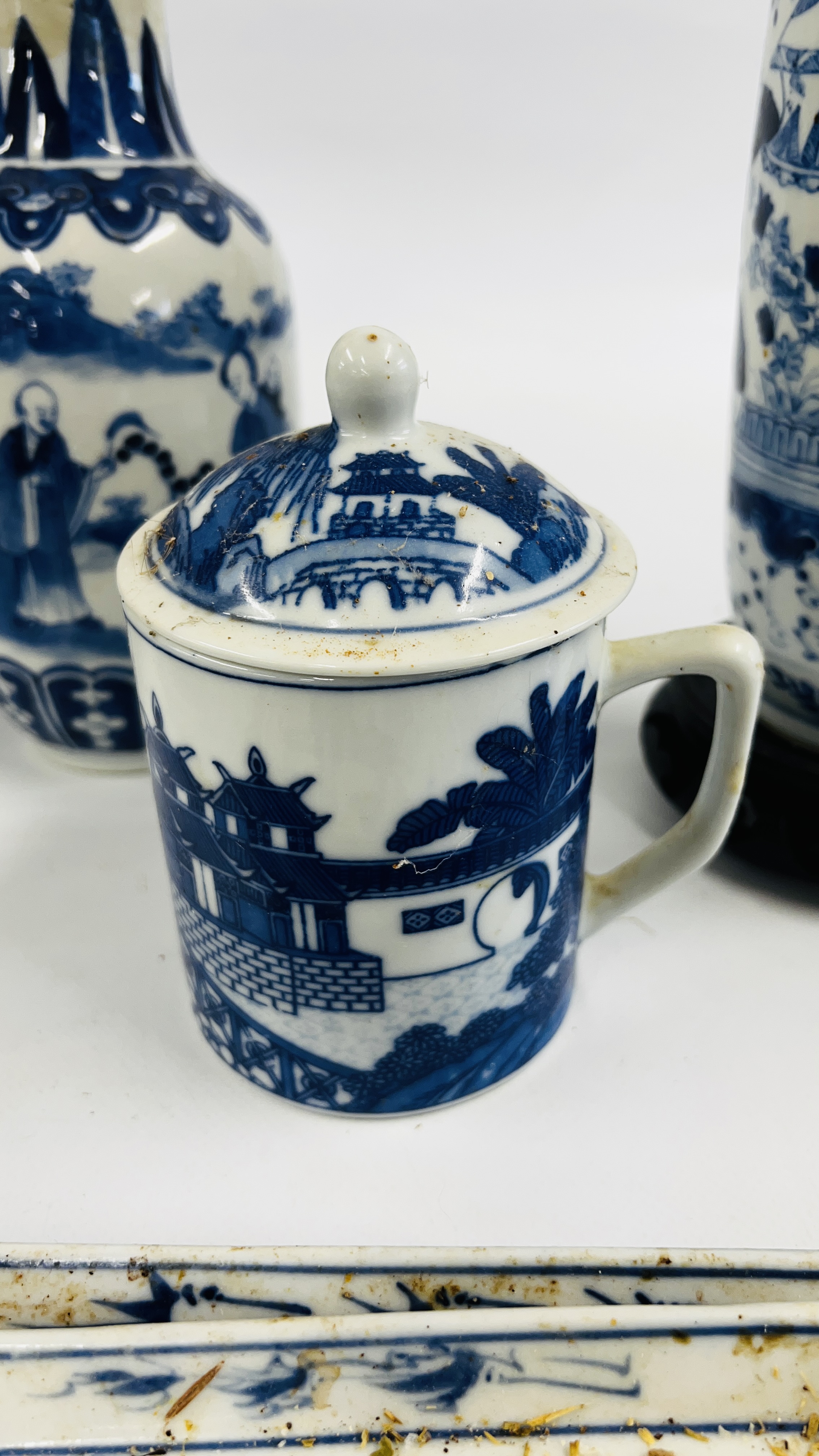 A GROUP OF ORIENTAL BLUE AND WHITE CERAMICS TO INCLUDE 2 VASES AND PLATE (SHOW SIGNS OF - Image 9 of 13