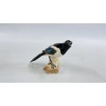 A BESWICK MAGPIE FIGURE 2305 GLOSS FINISH (NO VISIBLE MAKERS MARK) H 11.5CM.