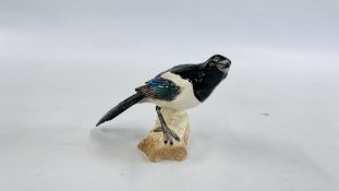 A BESWICK MAGPIE FIGURE 2305 GLOSS FINISH (NO VISIBLE MAKERS MARK) H 11.5CM.