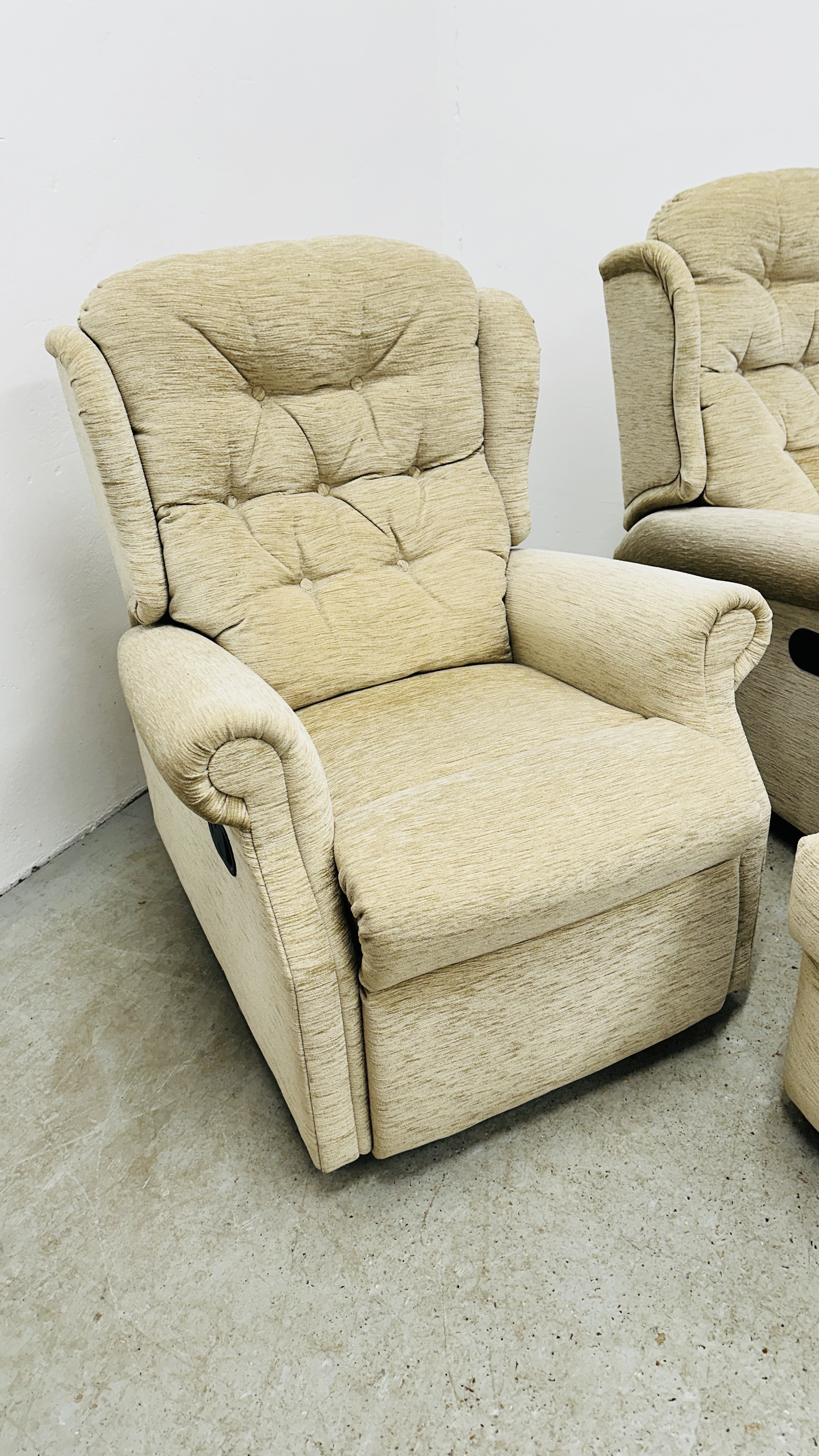 A PAIR OF GOOD QUALITY FAWN UPHOLSTERED RECLINING EASY CHAIRS. - Image 4 of 11