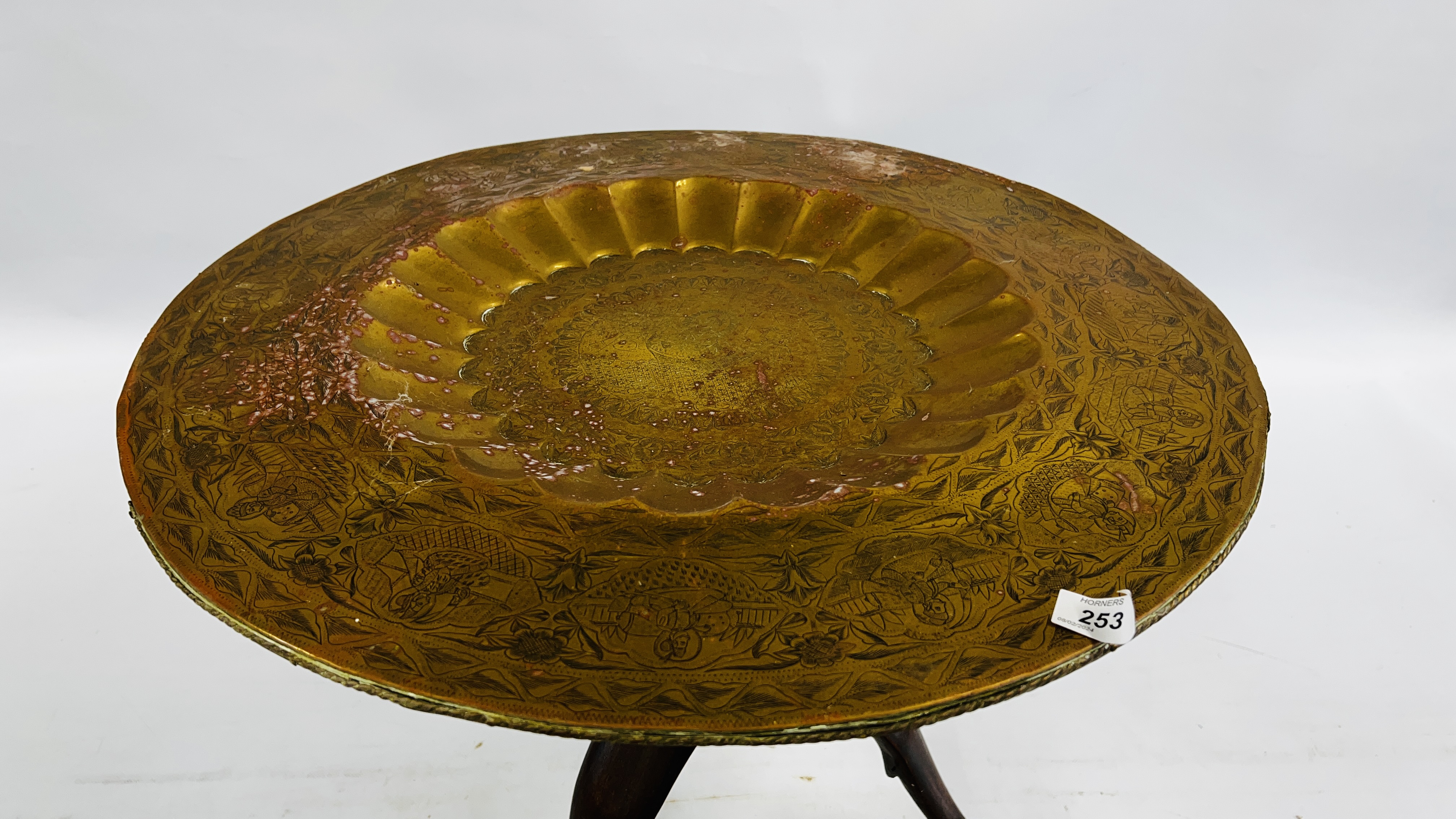 A PERSIAN INSPIRED BRASS TRAY TABLE WITH FOLDING WOODEN LEGS DIAM. - Image 5 of 9