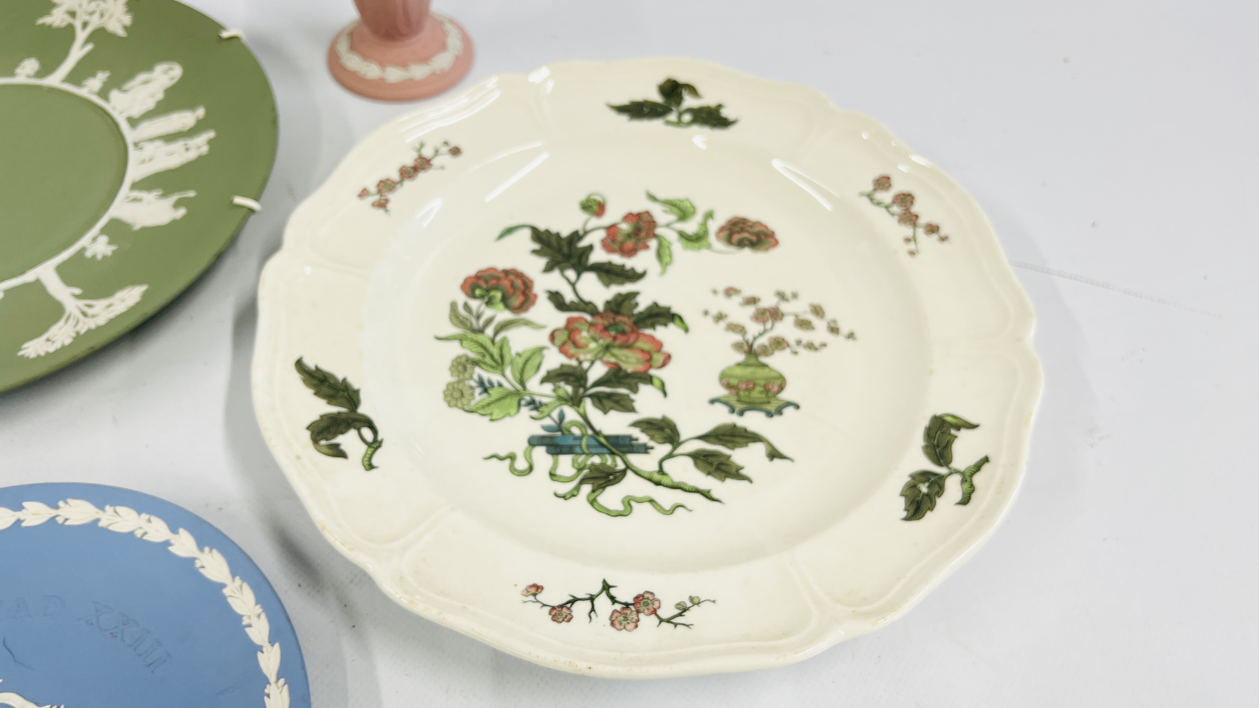 A LARGE GROUP OF WEDGEWOOD TO INCLUDE CUPS AND SAUCERS, PLATES, CANDLESTICK HOLDERS ETC. - Image 5 of 12