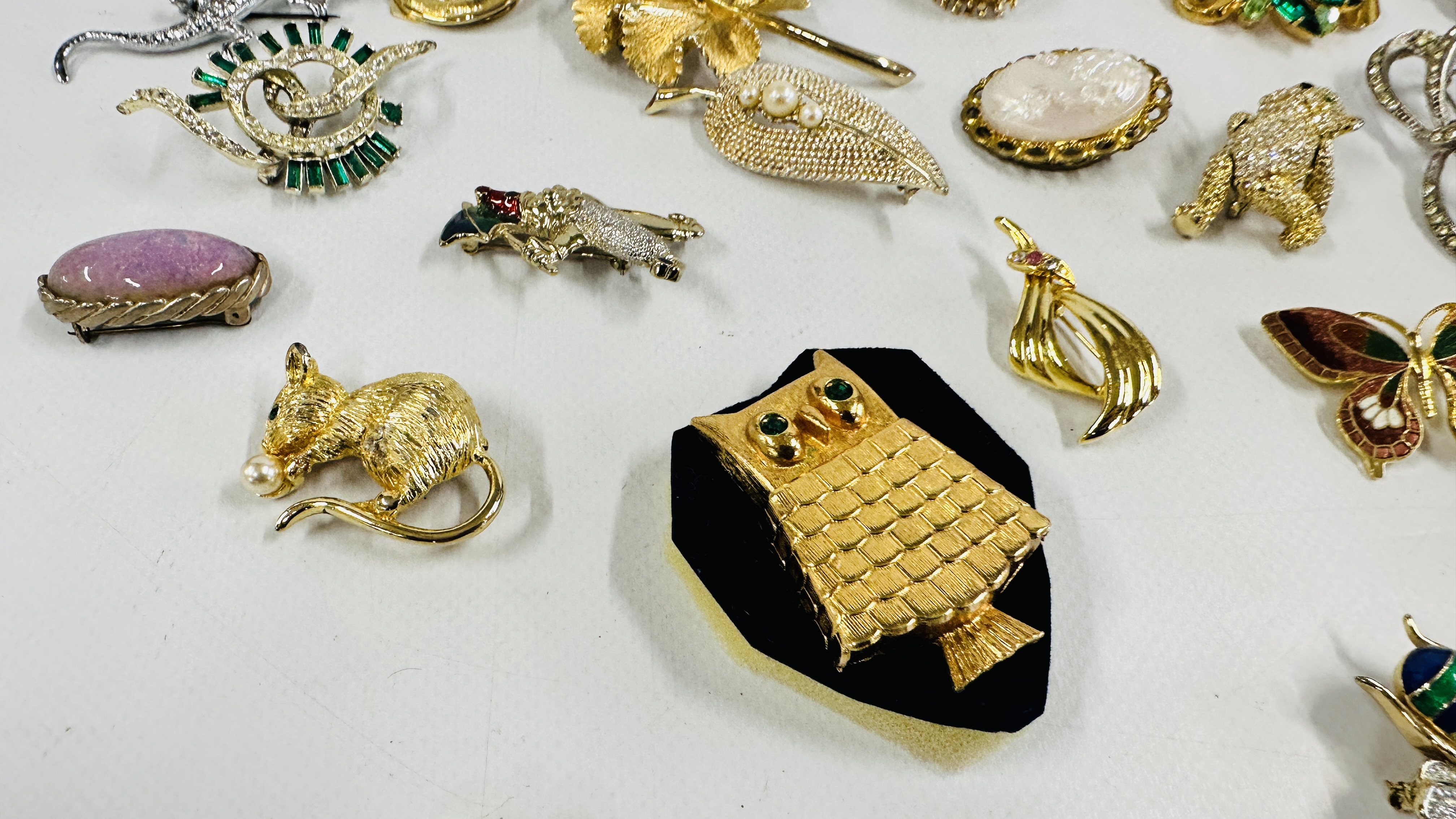 33 VINTAGE BROOCHES, BEES, TEDDY BEAR, ANIMALS ETC. - Image 3 of 9