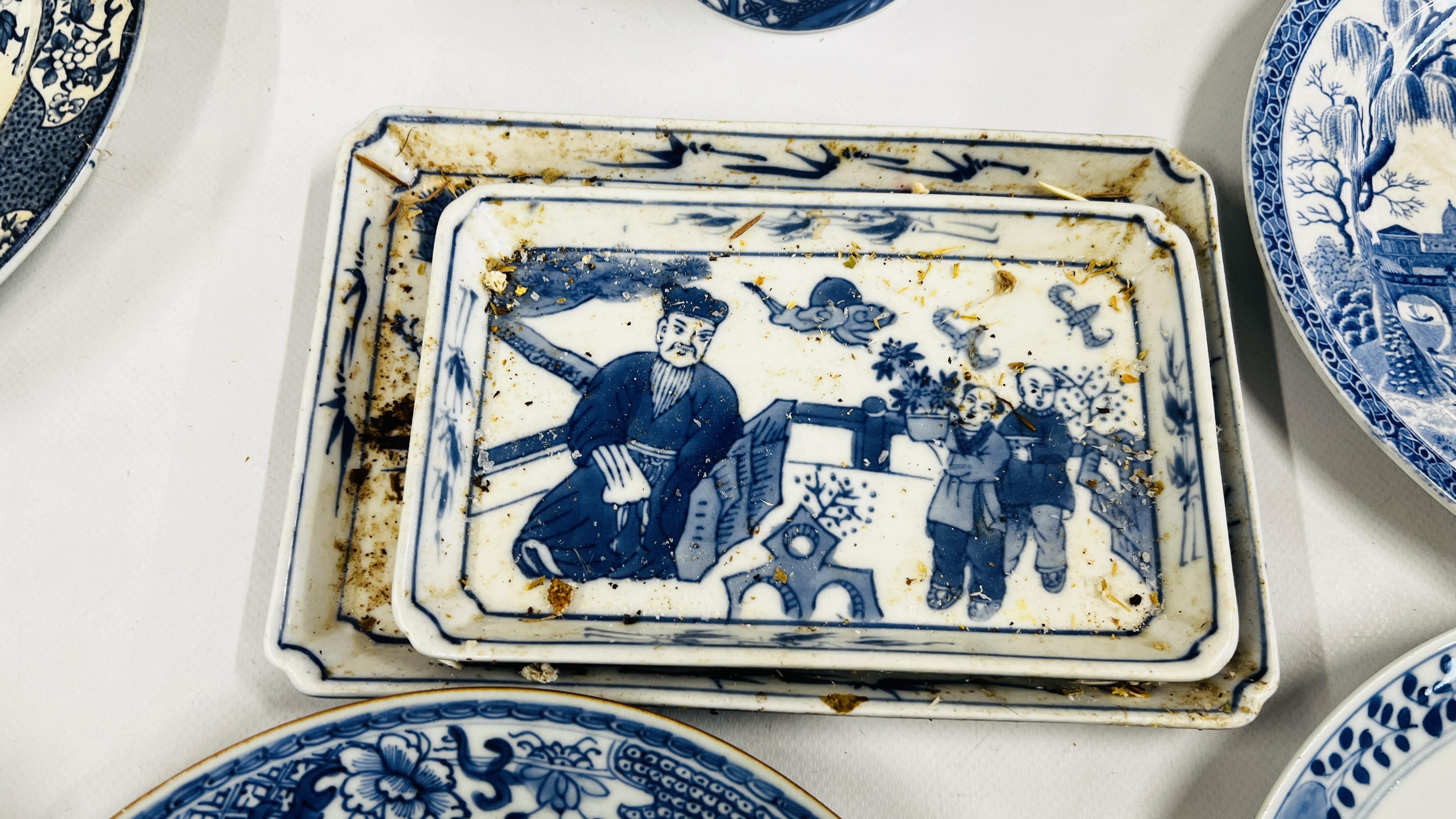 A GROUP OF ORIENTAL BLUE AND WHITE CERAMICS TO INCLUDE 2 VASES AND PLATE (SHOW SIGNS OF - Image 6 of 13