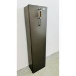 A STEEL 4 GUN CAPACITY SECURITY SAFE, KEY WITH AUCTIONEER.